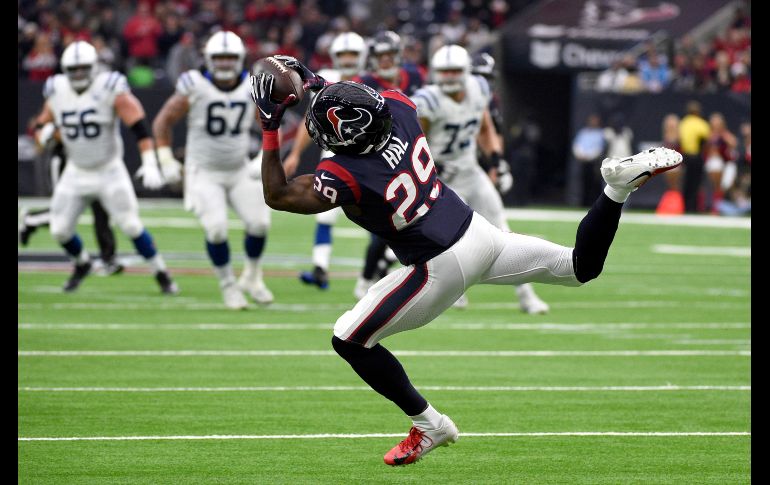 Andre Hal (29), de los Texans de Houston, intercepta  un pase de Andrew Luck, de los Colts de Indianápolis, en partido de la NFL disputado en Houston. AP/E. C. Smith