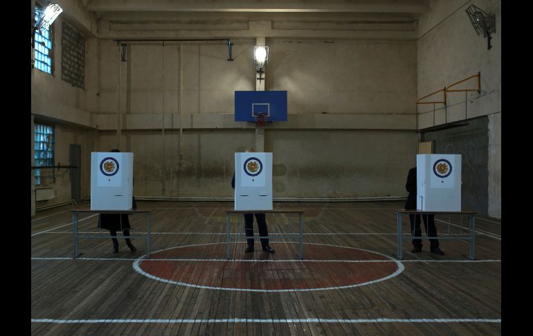 Armenios votan en una casilla en Ereván, durante las primeras elecciones parlamentarias anticipadas en la historia de este país, que fueron convocadas por el Gobierno para legitimar los logros de la 