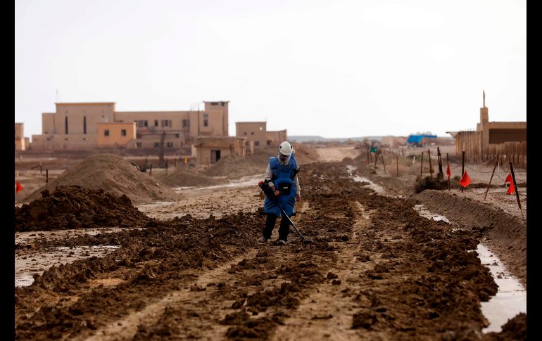 Un trabajador del Ministerio de Defensa israelí usa un detector de metales en busca de artillería cerca de un templo etíope en Qasr al Yahud, en territorio palestino de Cisjordania.