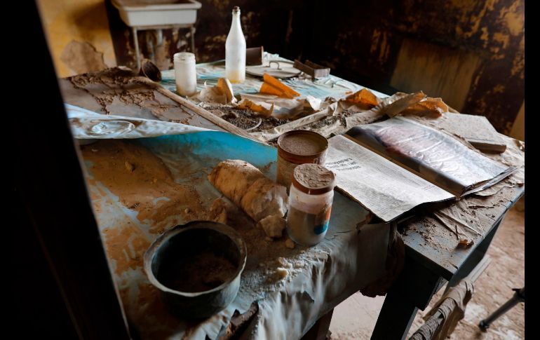 Pan y jarras se ven en una mesa del inmueble abandonado. La idea es devolver las propiedades a las respectivas iglesias para que los arreglen y puedan volver a recibir peregrinos.