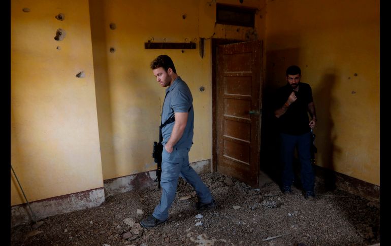 Guardias israelíes inspeccionan una habitación en el inmueble etíope.