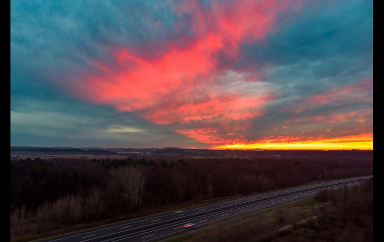 El cielo se pinta de rojo durante el atardecer en Nagykanizsa, Hungría. EFE/G. Varga