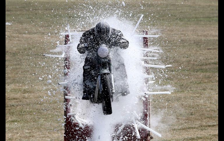Los miembros del equipo de exhibición de motocicletas del Cuerpo de Servicio del Ejército, conocido como 'Tornados', muestran sus habilidades durante el 258 aniversario del Centro y Colegio de Cultivos del Servicio del Ejército en Bangalore, India. EFE/Jagadeesh Nv