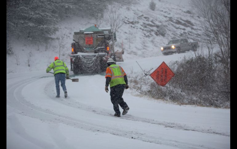 Trabajadores del Departamento del Transporte de Virginia se ven en una carretera en Roanoke. Virginia y Carolina del Norte han declarado estados de emergencia. AP/The Roanoke Times/S. Klein-Davis