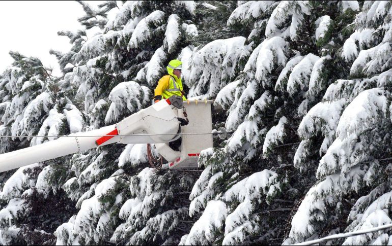 Reparaciones en un transformador en  Durham, Carolina del Norte. El servicio de electricidad se ha suspendido en varios puntos. AP/The News & Observer/C. Liddy