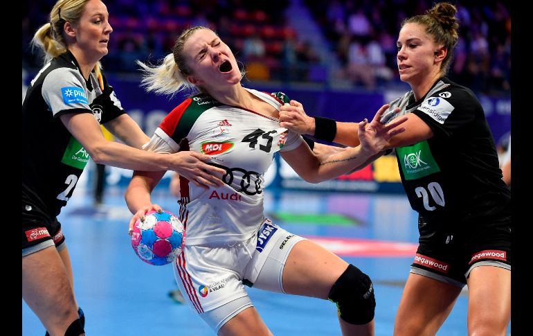 Franziska Muller (i) y Emily Bolk (d), de Alemania, disputan un balón con Noemi Hafra, de Hungría, en partido de los campeonatos europeos femeniles de balonmano disputado en Nancy, Fancia. AFP/J. Verhaegen