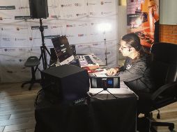 Gus Reyes ante el público asistente en la conferencia en el Instituto Amerike. EL INFORMADOR / G. Gallo