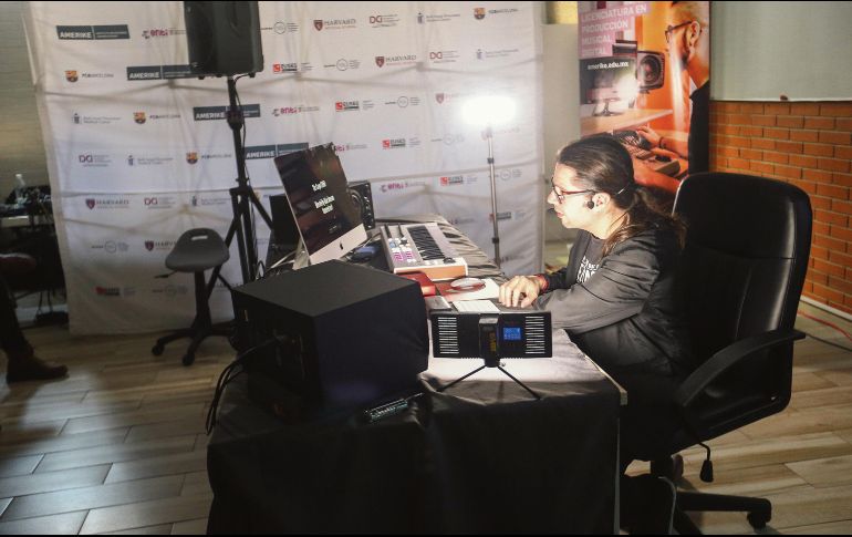 Gus Reyes ante el público asistente en la conferencia en el Instituto Amerike. EL INFORMADOR / G. Gallo