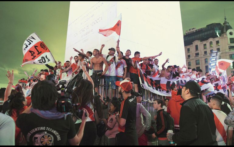 Cientos de seguidores de River se reunieron en el Obelisco para celebrar un campeonato histórico. AP