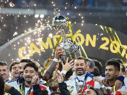 Los jugadores de River Plate alzan la Copa Libertadores, trofeo que conquistan al ganar el Superclásico al Boca Juniors, jugado en Madrid. AFP