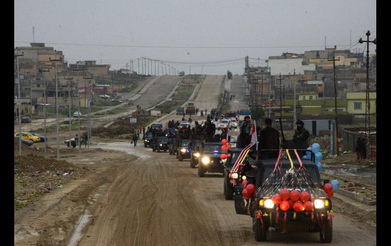 Fuerzas de seguridad iraquíes desfilan en las calles de Mosul, durante las celebraciones del primer aniversario de la victoria de Iraq sobre el grupo Estado Islámico. AFP/Z. Al Obeidi