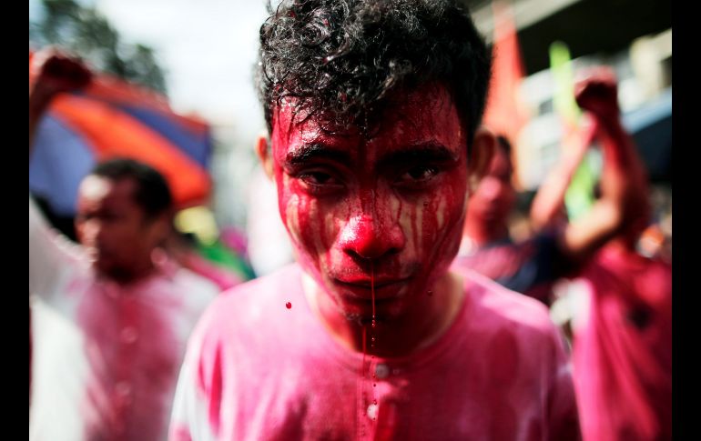Activistas con pintura que simboliza sangre protestan por las calles de Manila, Filipinas, en el marco del Día Internacional de los Derechos Humanos. EFE/F. Malasig