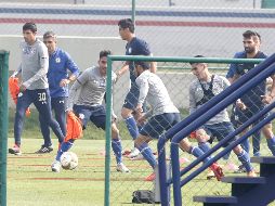 El cuadro cementero se divide en dos. Los titulares ante Rayados, en la semifinal, realizan trabajo regenerativo en el gimnasio, mientras que el resto practica definición frente al arco. SUN / A. Salinas