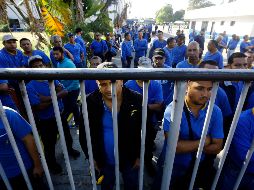 Empleados de la fábrica lucen sorprendidos ante el cierre repentino de Goodyear en Carabobo. AP J. Hernández