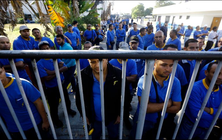 Empleados de la fábrica lucen sorprendidos ante el cierre repentino de Goodyear en Carabobo. AP J. Hernández