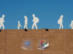 Siluetas que representan inmigrantes se observan junto al lugar en que se celebra la conferencia intergubernamental de la ONU sobre migración en la ciudad marroquí de Marrakech. EFE/J. Morchidi