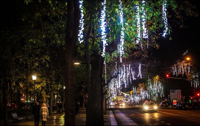 Durante esta temporada, aumenta la venta de productos como bebidas alcohólicas, confecciones y electrónicos, así como juguetes. EFE/M. Cruz