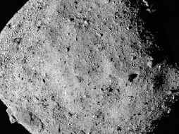 Fotografía cedida por la NASA de una instantánea mosaico del asteroide Bennu compuesta por 12 imágenes PolyCam recolectadas el 2 de diciembre por la nave espacial OSIRIS-REx. EFE/NASA