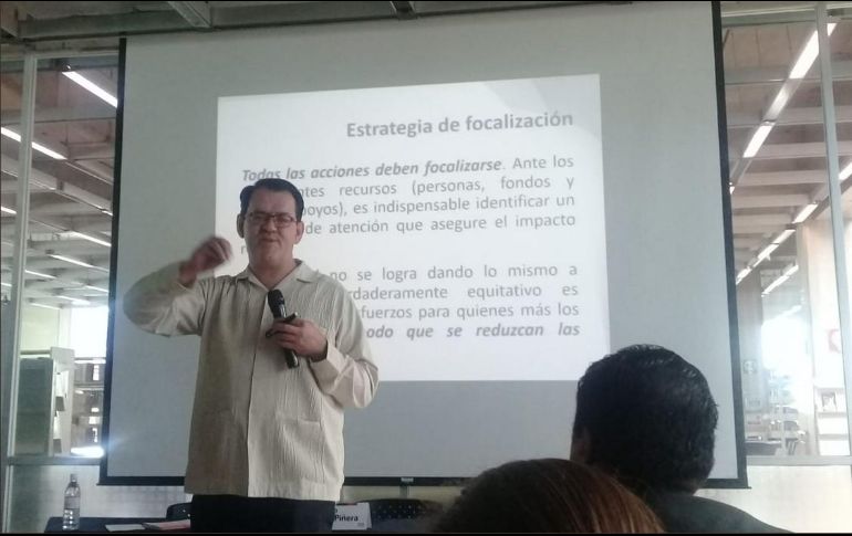 El consejero Bernardo Naranjo señaló que la quincena pasada su cheque de pago le llegó de entre 56 mil y 57 mil pesos. TWITTER/@CECYTEQueretaro