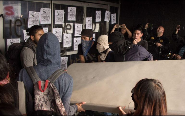 La torre de Rectoría fue vandalizada este lunes durante una manifestación de estudiantes de la Preparatoria 2. TWITTER/@ElFinanciero_Mx