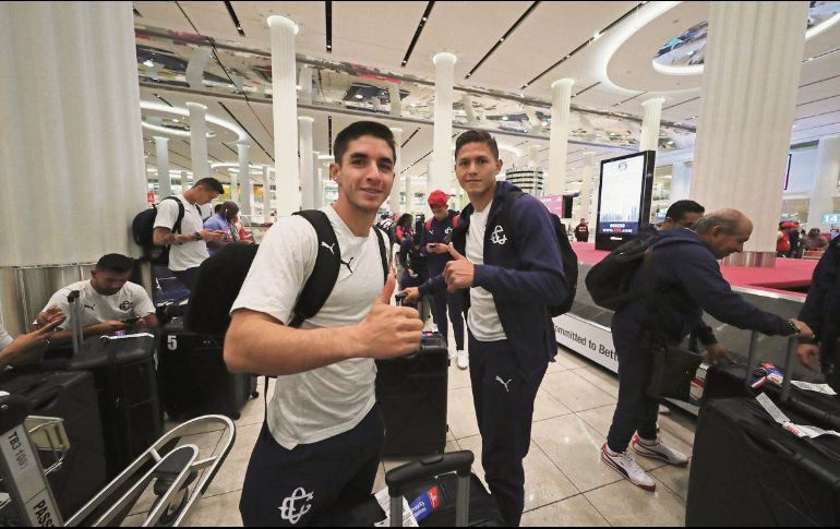 El plantel rojiblanco aterrizó primero en Abu Dhabi. @chivas