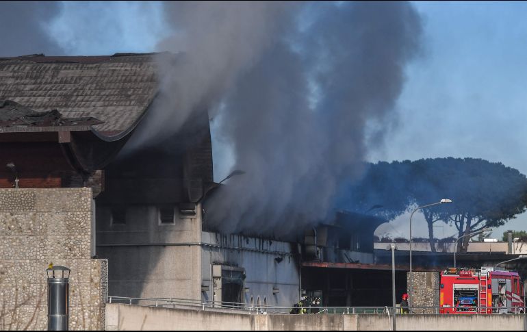 Hay temor de que queden residuos tóxicos en la parte norte de Roma. La causa del incendio está bajo investigación. AFP / T. Fabi