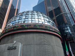 En el mercado accionario local se opera con un volumen de 1.3 millones de títulos, por un importe económico de 44.7 millones de pesos. AFP / ARCHIVO