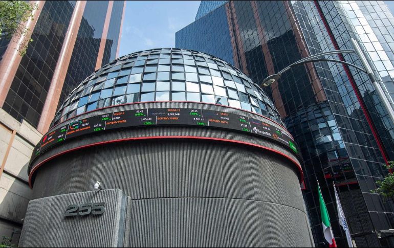 En el mercado accionario local se opera con un volumen de 1.3 millones de títulos, por un importe económico de 44.7 millones de pesos. AFP / ARCHIVO