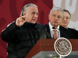 Miguel Torruco dijo que la NFL visitará México en 2019 para reponer el juego que se cambió de sede por problemas en el césped del Azteca. AP / ARCHIVO