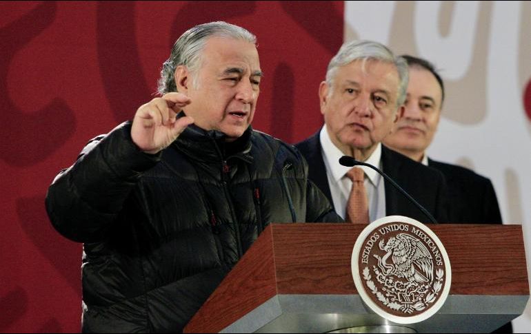 Miguel Torruco dijo que la NFL visitará México en 2019 para reponer el juego que se cambió de sede por problemas en el césped del Azteca. AP / ARCHIVO