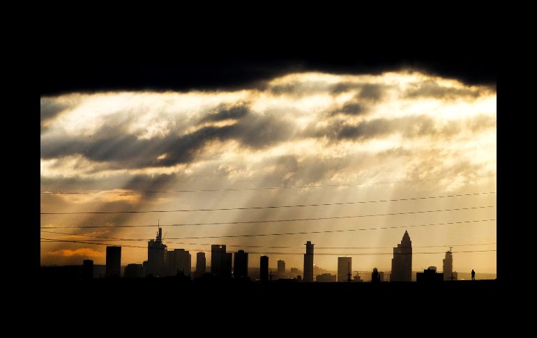 Rayos de sol atraviesan nubes sobre el distrito financiero de Fráncfort, Alemania. AP/M. Probst