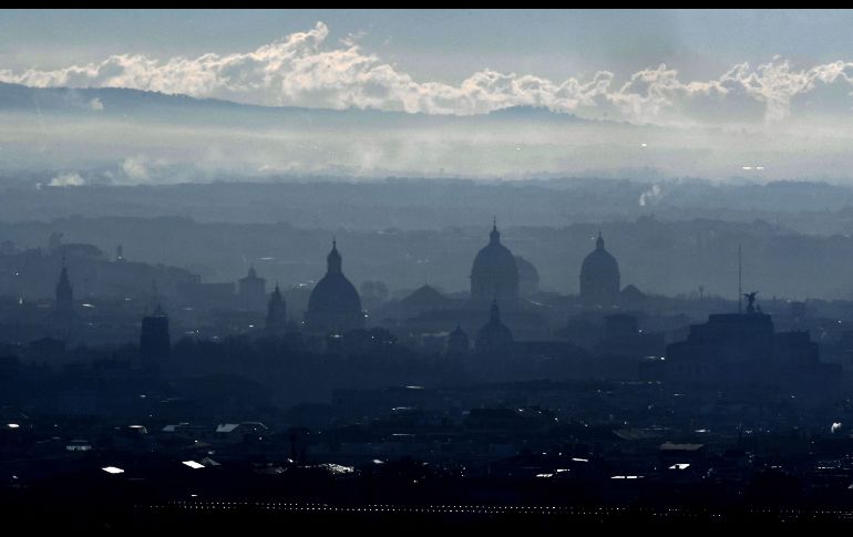 La niebla cubre el centro histórico de Roma, Italia. AFP/T. Fabi
