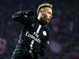 Neymar Jr. celebra tras anotar un gol durante un partido del grupo C de la Liga de Campeones de la UEFA, entre el Estrella Roja de Belgrado y el PSG. EFE/S. Suki