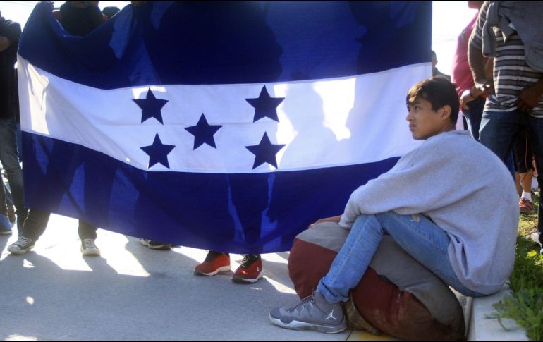 Con este documento, los migrantes podrán transitar por territorio mexicano y acceder a servicios públicos y de empleo. EFE / A. Zepeda