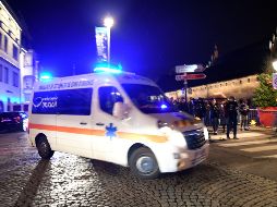 Vehículos de los servicios de emergencias llegan al lugar del tiroteo registrado hoy en el Mercado de Navidad, en Estrasburgo. EFE/P. Seeger
