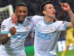 Hirving Lozano (d) del Psv Eindhoven celebra tras anotar ante el Inter, durante el partido de fútbol del Grupo B de la Liga de Campeones de la UEFA. EFE/D. Zennaro