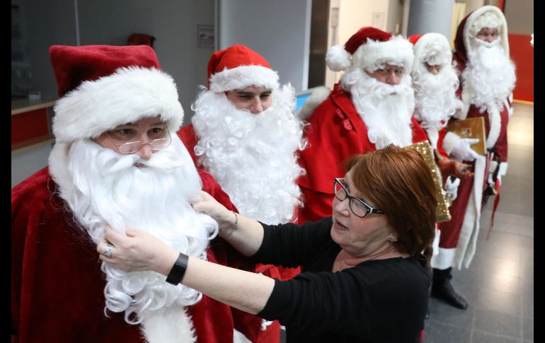 Christina Brunkhorst, empleada del centro de trabajo en  Rostock, Alemania, inspecciona a candidatos que buscan un trabajo en la agencia de Santa Claus. AFP/DPA/B. Wuestneck