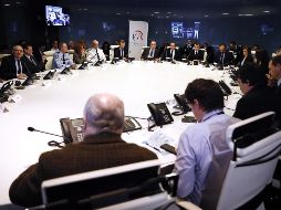El presidente de Francia, Emmanuel Macron (c), preside una reunión de emergencia por crisis hoy, en el Ministerio del Interior, en París. EFE/E. Laurent