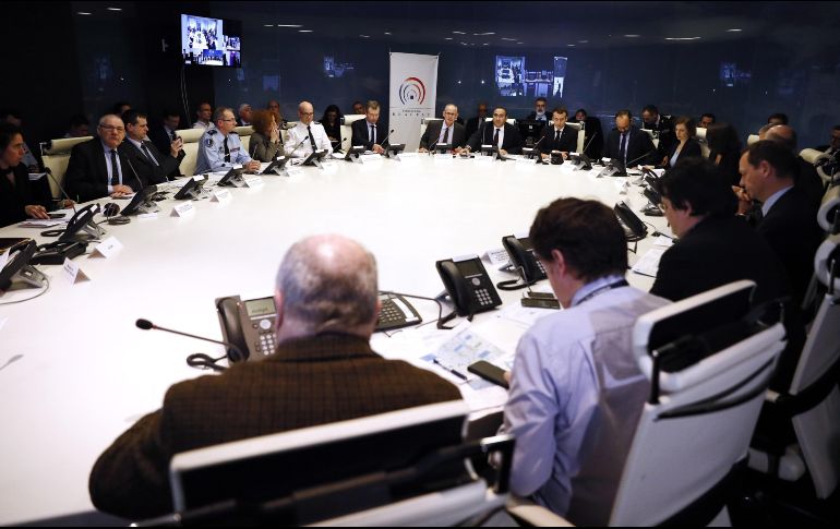El presidente de Francia, Emmanuel Macron (c), preside una reunión de emergencia por crisis hoy, en el Ministerio del Interior, en París. EFE/E. Laurent