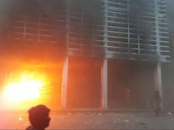 Imágenes en redes mostraron cómo ardían las puertas del edificio, mientras los bomberos trataban de sofocarlas. TWITTER/@HCHTelevDigital