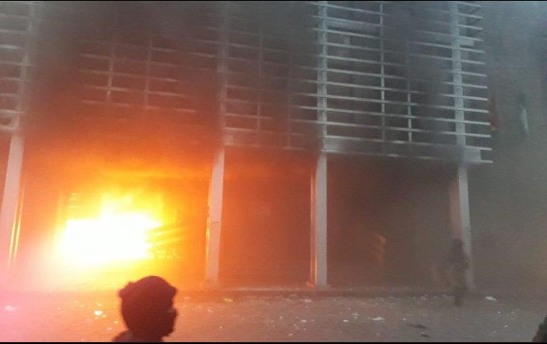 Imágenes en redes mostraron cómo ardían las puertas del edificio, mientras los bomberos trataban de sofocarlas. TWITTER/@HCHTelevDigital