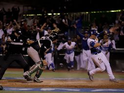 Amadeo Zazueta marca la carrera de la victoria, producto de una rola de Kevin Medrano. EL INFORMADOR/F. Atilano