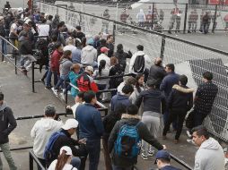 Cientos de aficionados acudieron a las taquillas del Azteca para conseguir sus entradas. EL UNIVERSAL