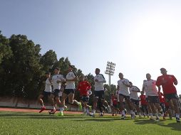 Buen ánimo y entrega se vivió en el seno del cuadro mexicano en el entrenamiento de este miércoles en Emiratos Árabes Unidos. TWITTER / @Chivas