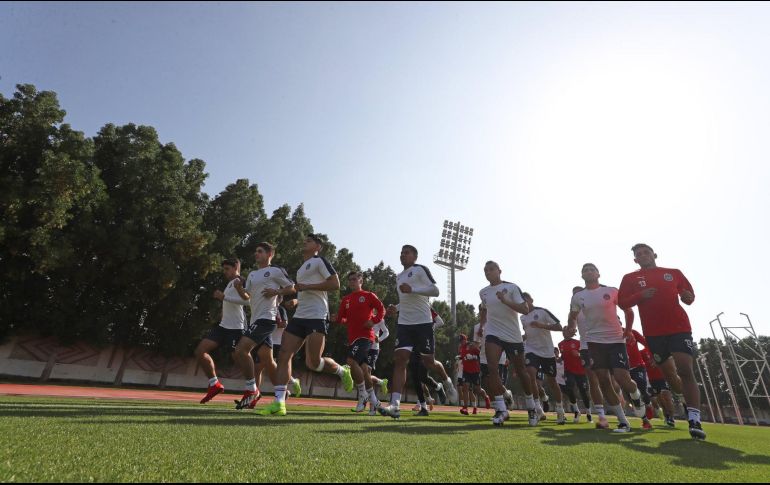 Buen ánimo y entrega se vivió en el seno del cuadro mexicano en el entrenamiento de este miércoles en Emiratos Árabes Unidos. TWITTER / @Chivas
