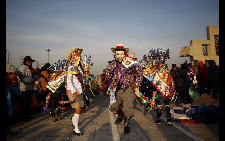 Danzantes bailan en la explanada de la Basílica. EFE/S. Gutiérrez