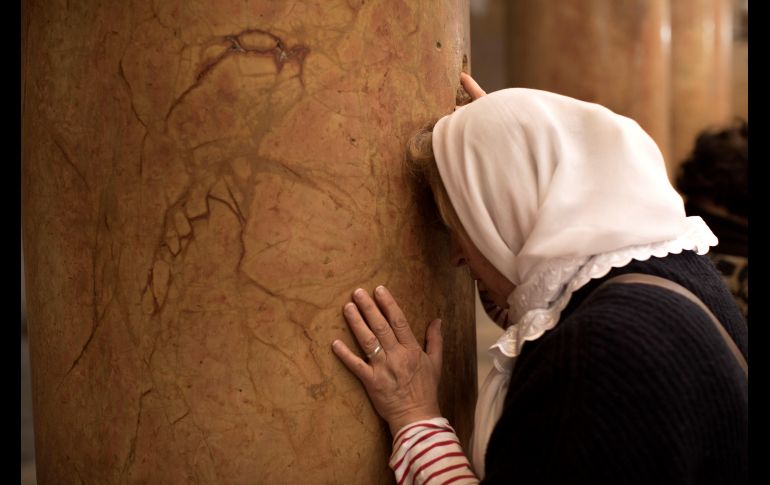 Una cristiana reza en la Iglesia de la Natividad, considerado por los cristianos de todo el mundo como el lugar de nacimiento de Jesucristo, en la ciudad cisjordana de Belén. EFE/A. Safadi
