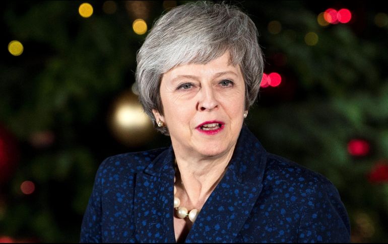 La primera ministra británica, Theresa May, da una declaración fuera de 10 Downing Street hoy tras ganar una moción de confianza convocada por su partido. EFE/W. Oliver