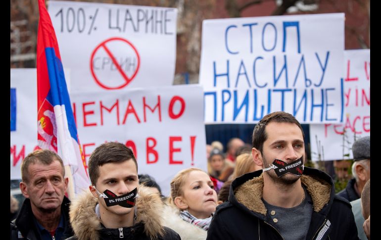 Ciudadanos de etnia serbia asisten a una manifestación contra las sanciones económicas impuestas por el gobierno de Kosovo en la parte norte de la ciudad dividida de Mitrovica, Kosovo. Miles de manifestantes exigieron la abolición de los aranceles del 100% impuesto por el gobierno de Kosovo a las importaciones serbias. EFE/ V. Xhemaj