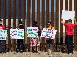 Ciudadanos estadounidenses se manifestaron contra la construcción del muro. AFP/G. Arias